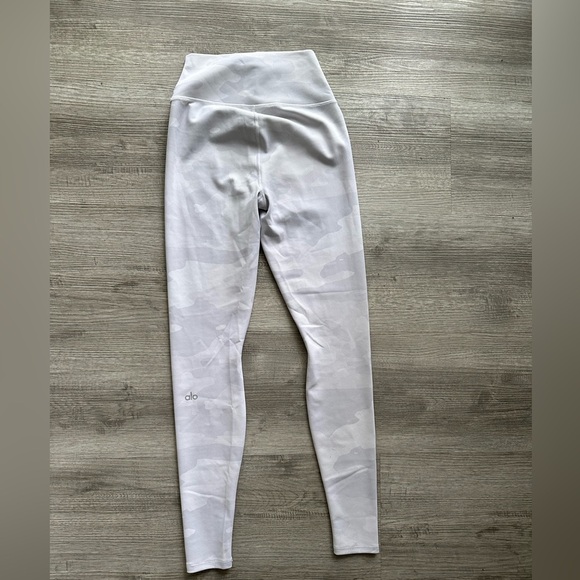 Alo Light Gray Camouflage Leggings Sz XXS - Picture 4 of 7